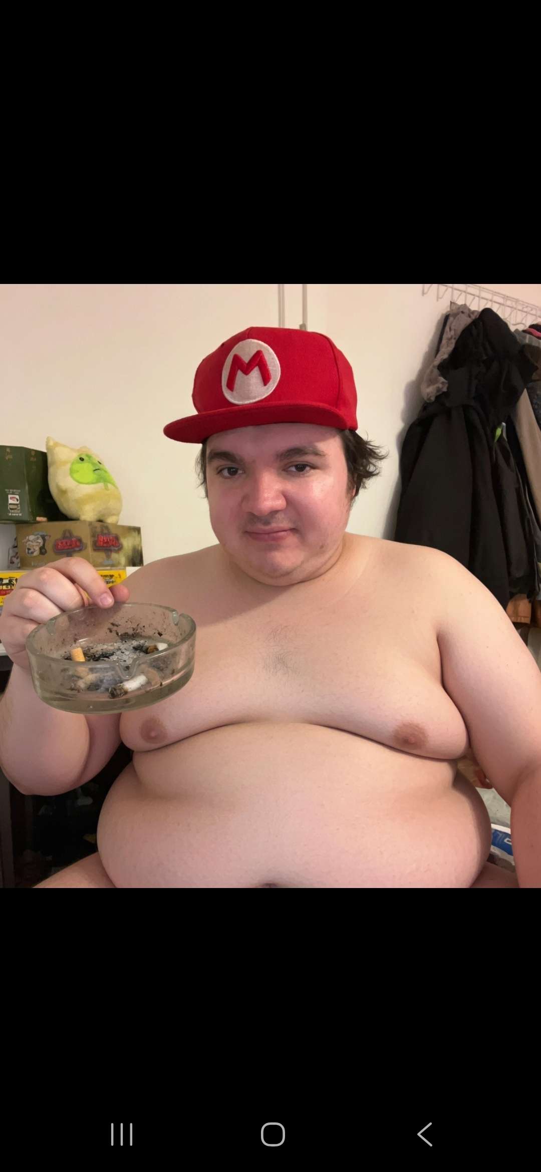 Sakultendo mit roter Mario-Kappe in einem Zimmer
