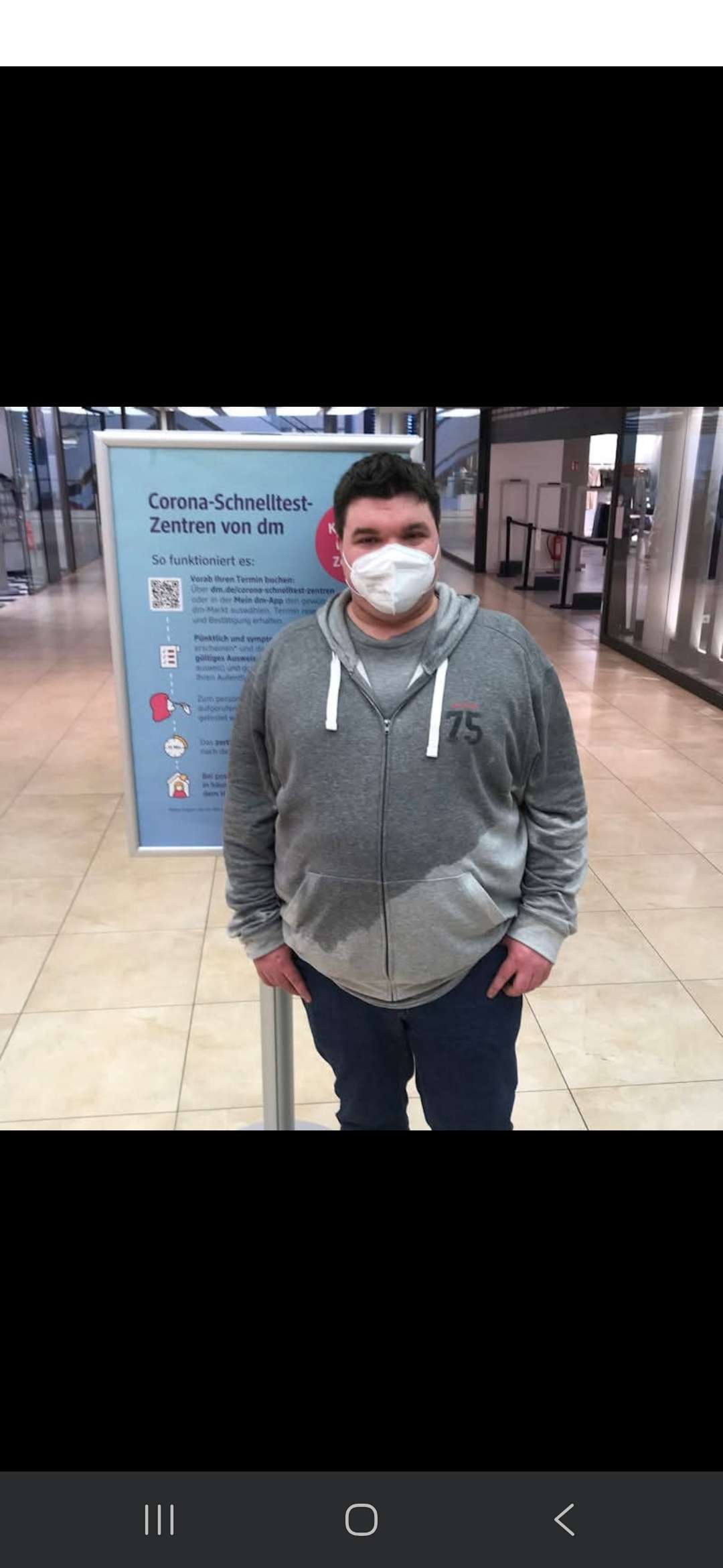 Sakultendo mit Maske in einem Einkaufszentrum