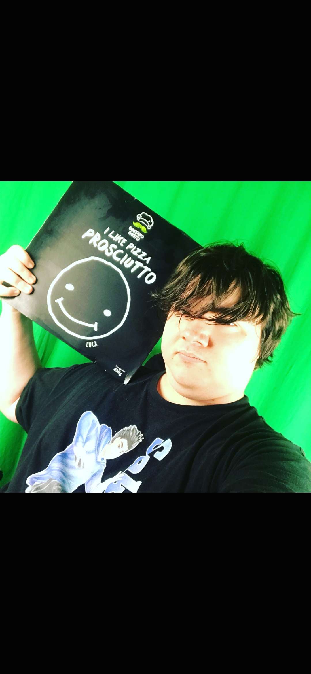 Sakultendo vor einem Greenscreen mit einer Pizzaschachtel